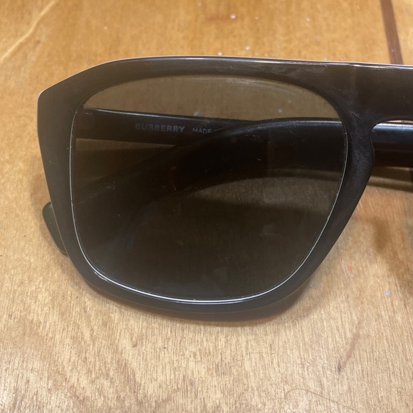 Burberry Embossed Check Square Sunglasses Polarized Made in Italy - Picture 16 of 16